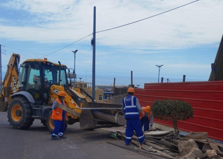 Retiran residuos acumulados en vías de Islay-Matarani
