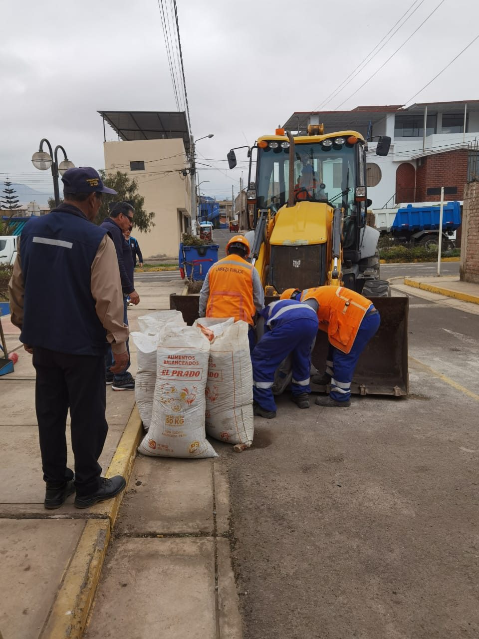 Retiran residuos acumulados en vías de Islay-Matarani 1 Recojo residuos calles Islay Matarani 05122025 2 La Prensa Regional