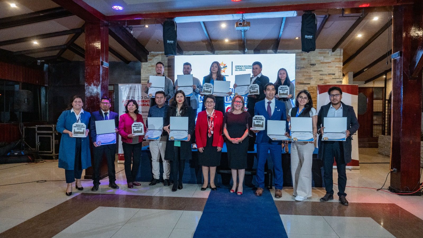 Charlies Catarindo: restaurante mollendino obtiene mérito empresarial 1 Reconocimiento empresarial Charlies Catarindo 18122025 2 La Prensa Regional