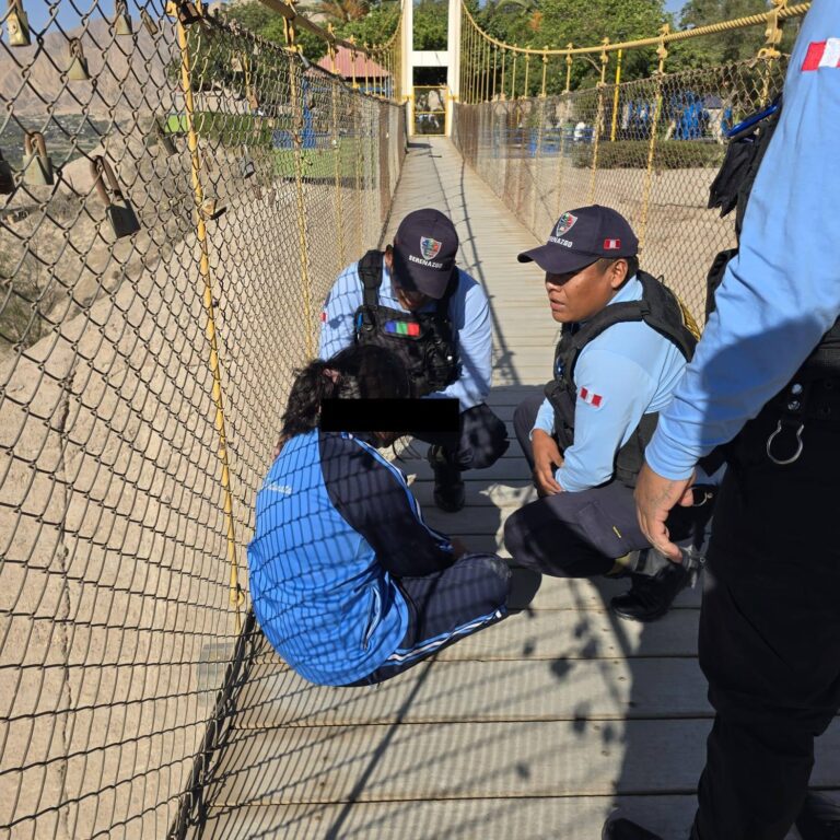 Serenazgo auxilia a escolar que habría intentado lanzarse de puente colgante
