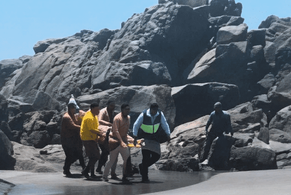 Socorristas salvan a joven en estado etílico