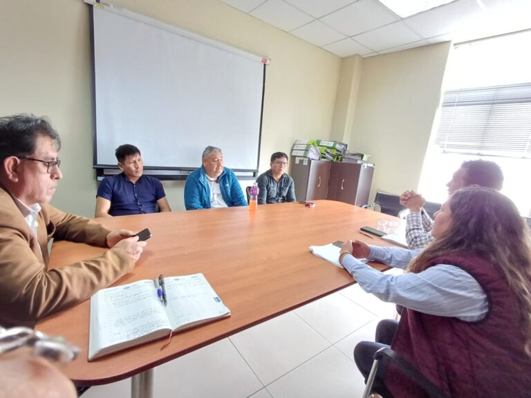 Autoridades se reúnen por presunta usurpación de terrenos en Cocachacra