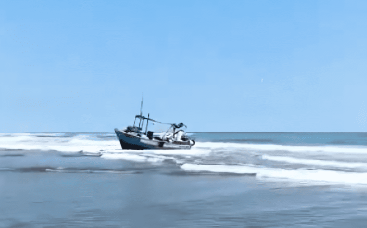 Embarcación pesquera “Vlady” varó en Punta de Bombón