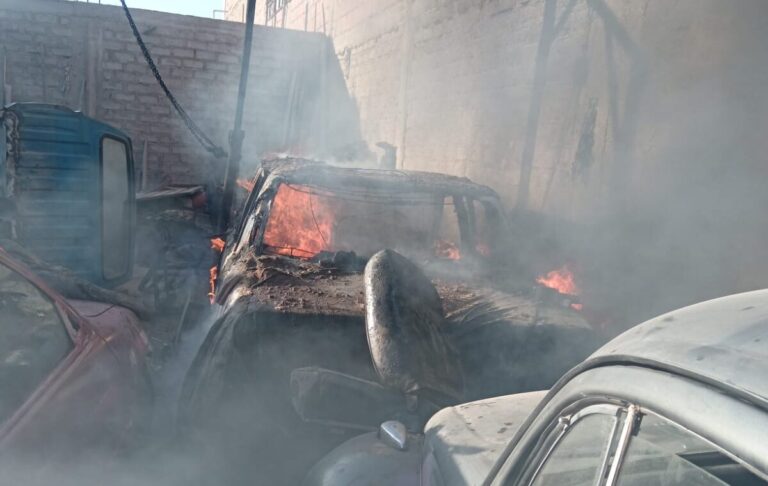 Ilo: Vehículo se incendia dentro de taller de mecánica y alarma a vecinos