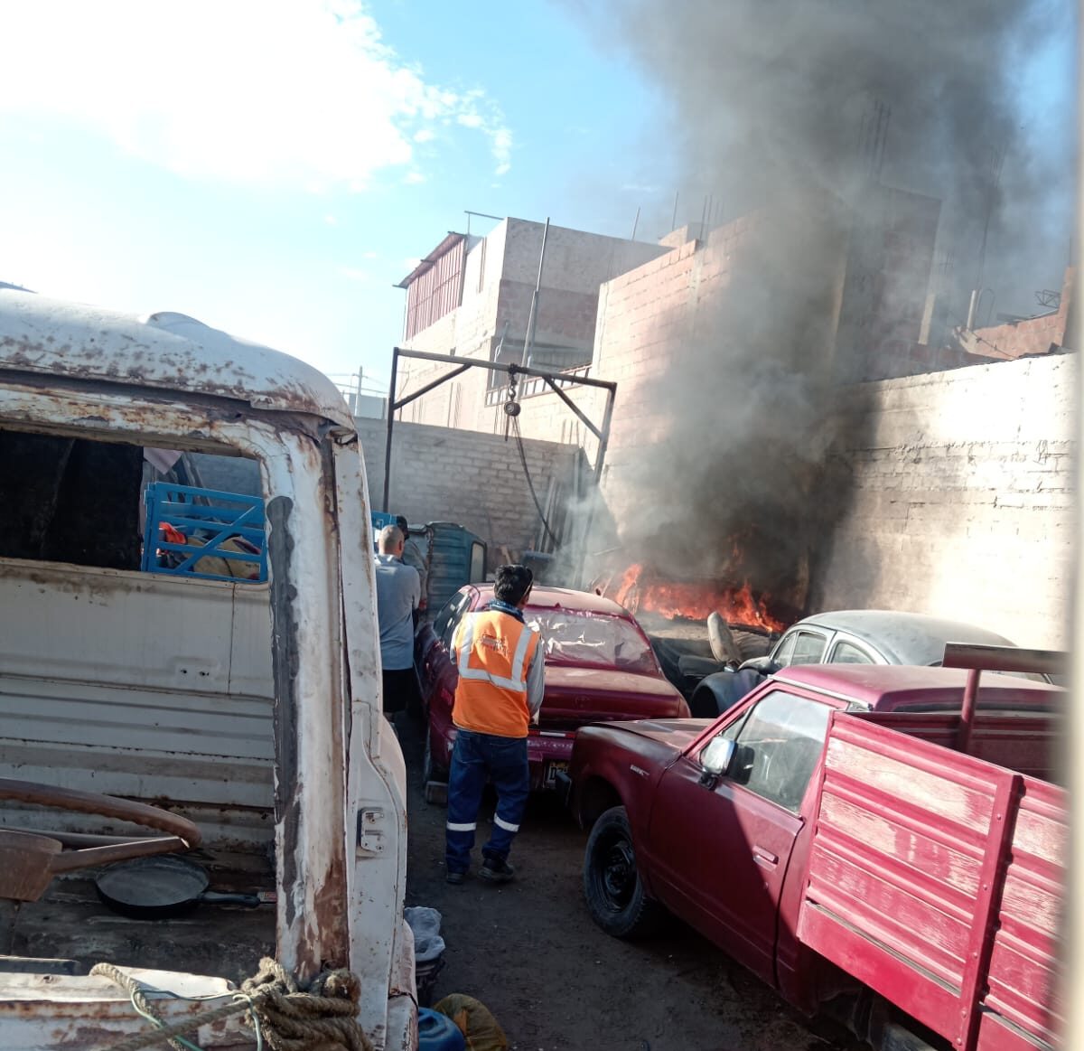 Ilo: Vehículo se incendia dentro de taller de mecánica y alarma a vecinos 1 Vehiculo se incendia dentro de taller de mecanica 10122025 3 e1765419999468 La Prensa Regional