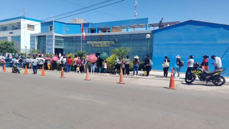 Vecinos forman largas colas para inscribirse en Promuvi de San Antonio