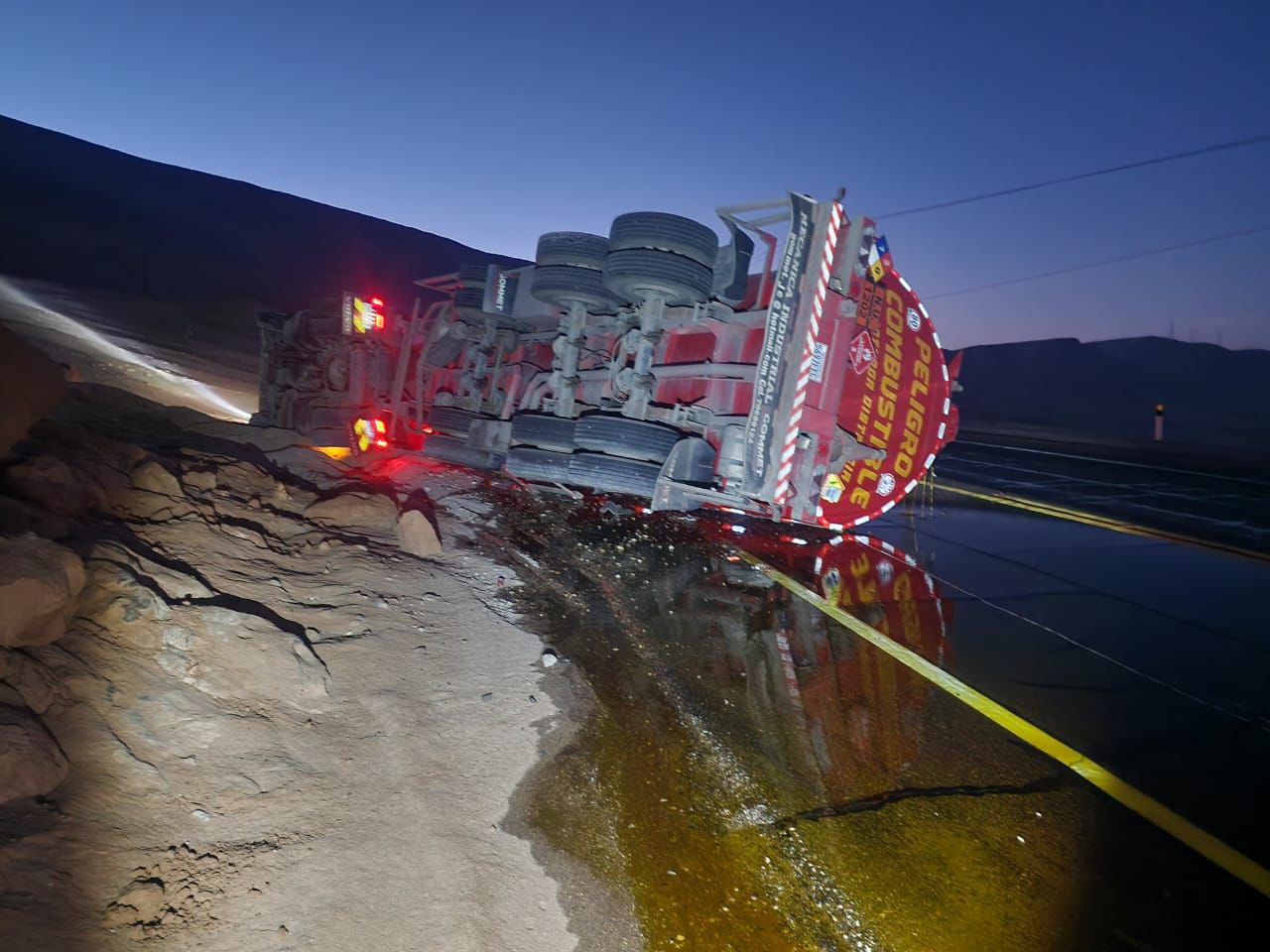Accidente de cisterna activa alerta y acelera preparación de simulacro por derrames en Moquegua 1 Volcadura cisterna boliviano 5697FFC carretera Panamericana altura del cruce de Ilo 12122025 1 La Prensa Regional