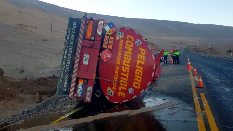 Cisterna boliviana vuelca y derrama aceite en la vía Moquegua – Ilo