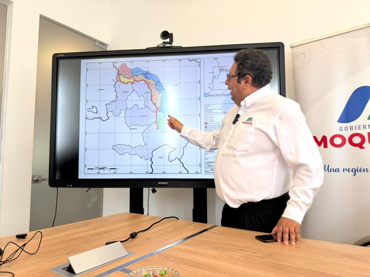 Trinquetes Políticos: Pincelada trinquetera 1 Abraham Ponce gerente del GORE y subgerente acondicionamiento y ordenamiento territorial limites Puno conferencia 08012026 3 La Prensa Regional