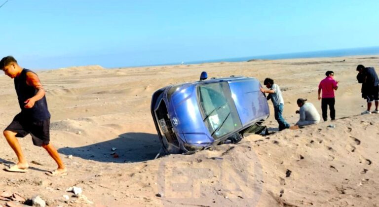 Vehículo se despista y vuelca en la costanera sur de Ilo