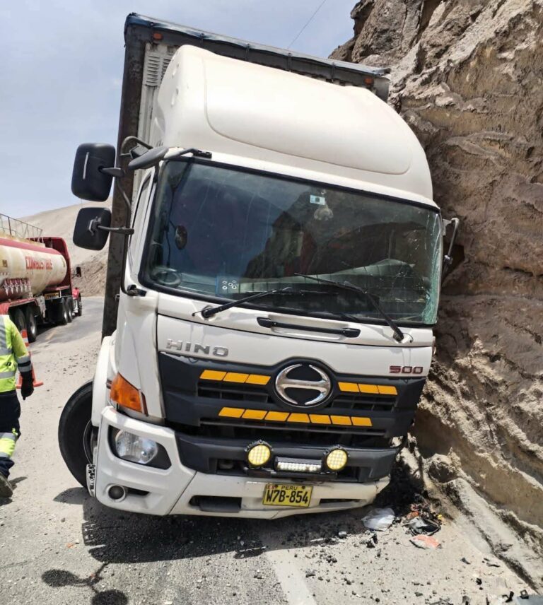 Conductor muere tras saltar de camión en movimiento 