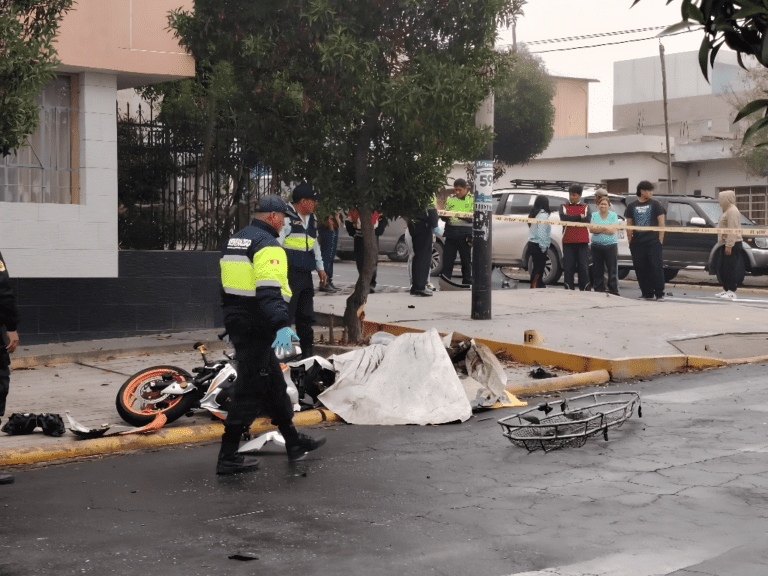 Cayma: choque entre moto y camioneta mata a dos menores