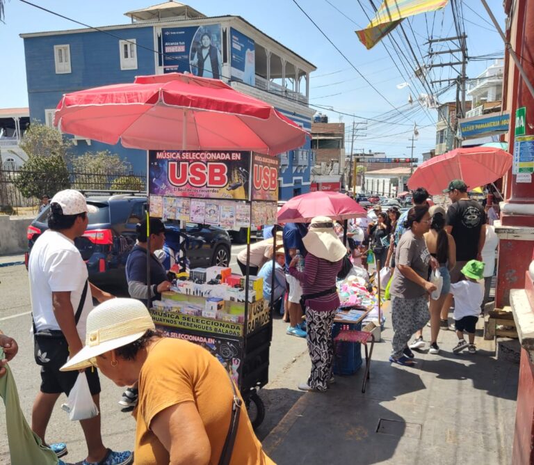 Ambulantes foráneos generan desorden e inseguridad en la calle Arequipa