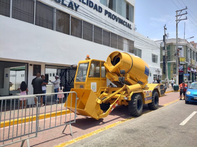 Entregan nueva maquinaria para obras públicas en Mollendo