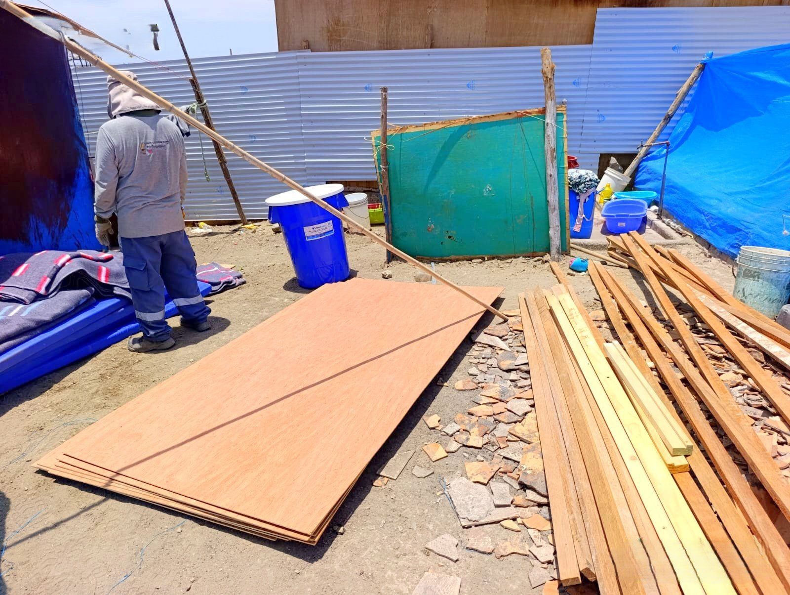 Familia damnificada en Alto Ensenada recibe apoyo tras incendio 1 Ayuda benefica familia damnificada incendio Dean Valdivia 09012026 2 La Prensa Regional