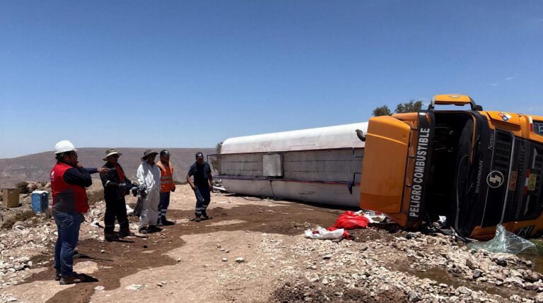 Camión cisterna con combustible se despista y vuelca en la Binacional