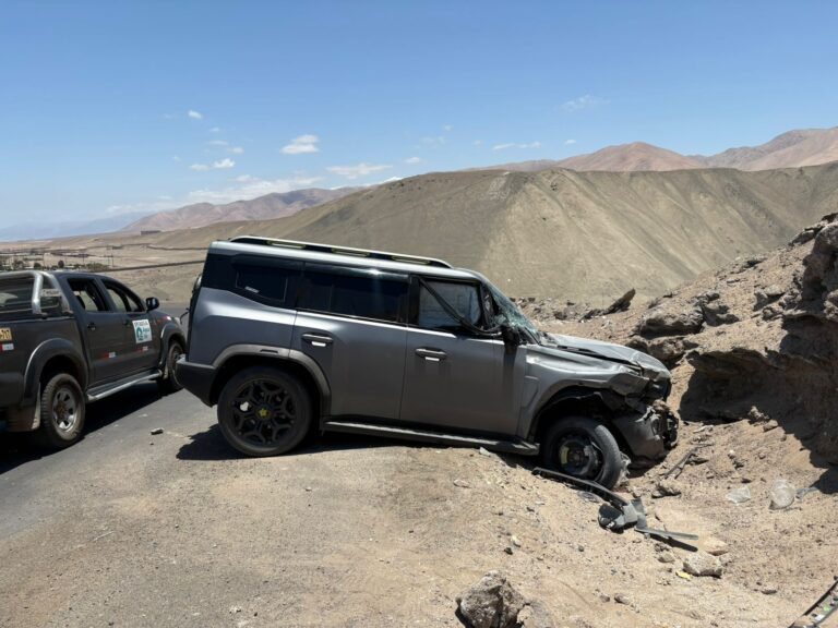 Camioneta se despista y se estrella contra cerro en Boca del Sapo