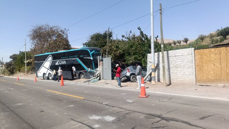 Choque entre bus CIVA y auto particular deja varios heridos