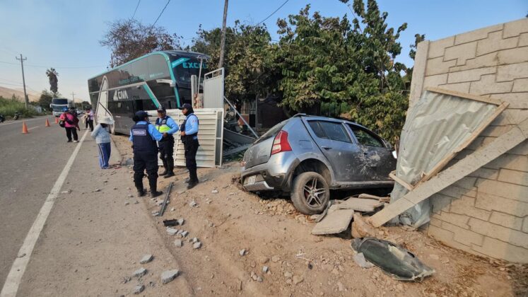Choque bus CIVA y camioneta Renault V3K 192 El Conde Moquegua 06012026 17 La Prensa Regional