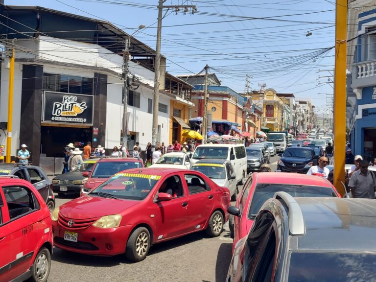 Calles céntricas de Mollendo operan sin ordenamiento vial