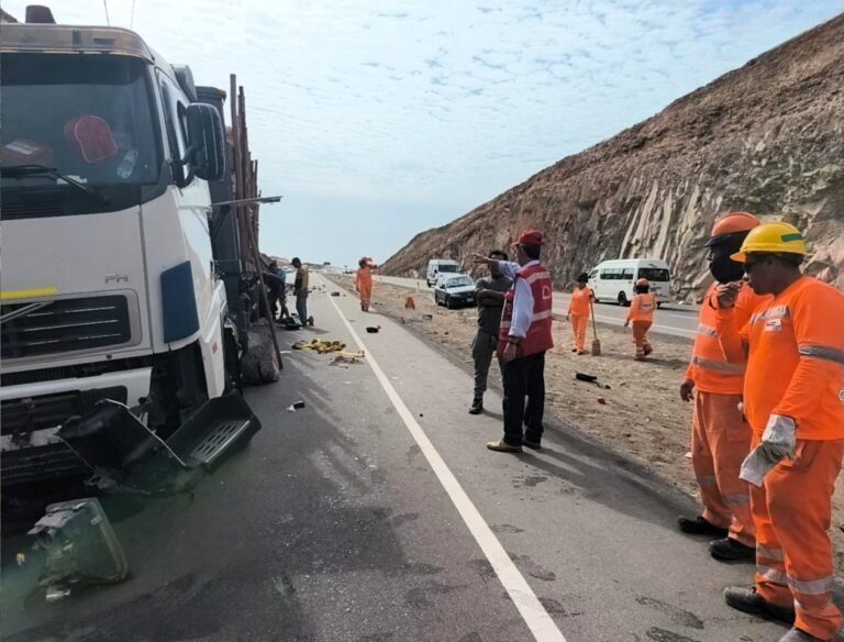 Derrumbe de piedras en la Costanera ocasiona accidente de tráiler