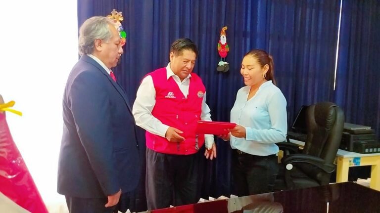 Entregan resolución para creación de colegio secundario en Chen Chen