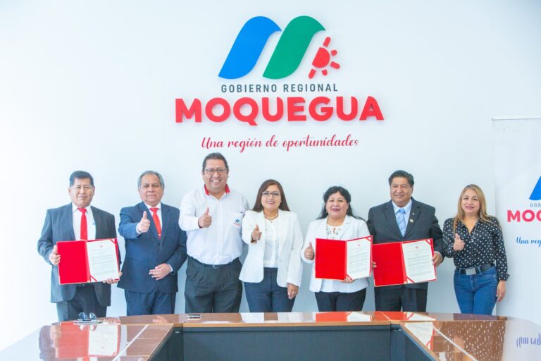 Entregan resoluciones a directores de las cuatro UGEL de Moquegua para el 2026
