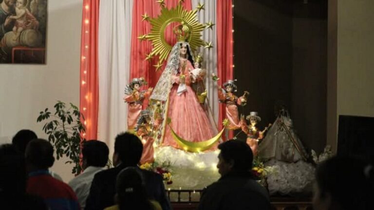 Decenas de fieles participan en las festividades de la Virgen de la Candelaria