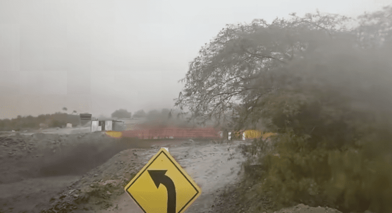 Huayco destruye puente Pedregal en Quinistaquillas tras intensas lluvias