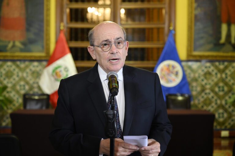 Ejecutivo autoriza viaje del canciller Hugo de Zela a Panamá