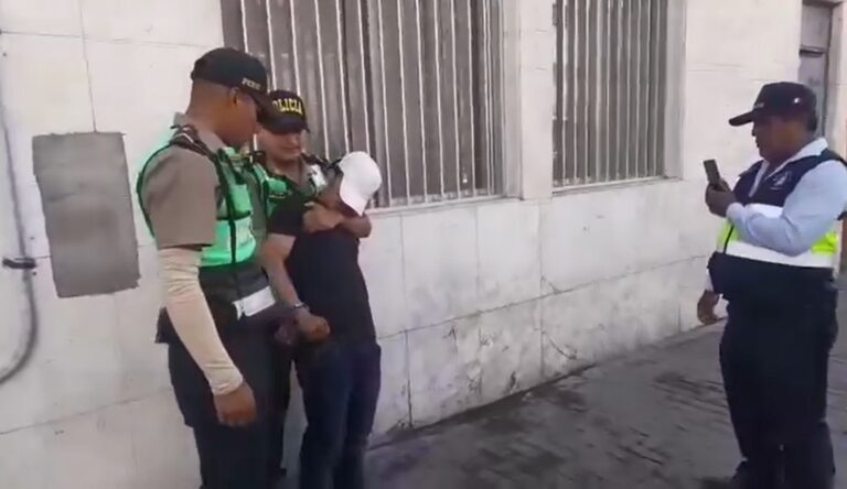 Policía interviene a sujeto que alteraba el orden público en el centro de Mollendo