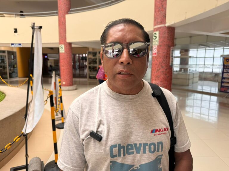 Taxistas advierten que subirán tarifas si continúa alza y escasez de combustible