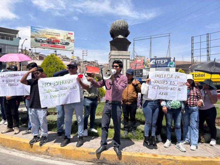 Jóvenes de Moquegua exigen continuidad de la Beca Esperanza Joven