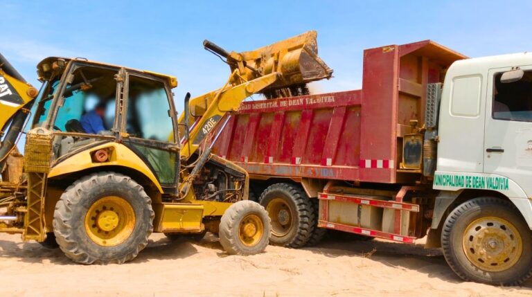 Deán Valdivia: limpian canales agrícolas en sector Boquerón