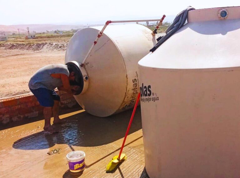 Desinfectan depósitos de agua en playa Motobomba