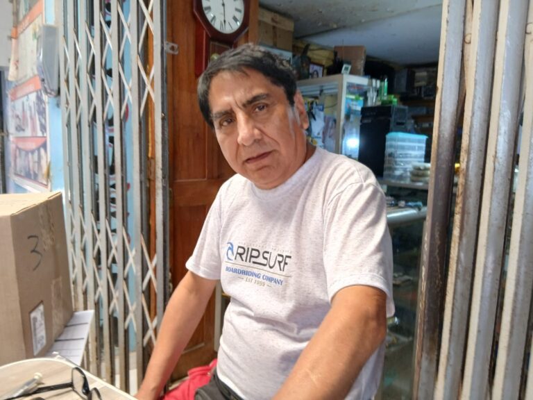 Peligro latente en accesos al mercado Pacocha por graderías deterioradas