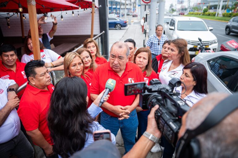 Trinquetes Políticos: Mario va, pero atrás