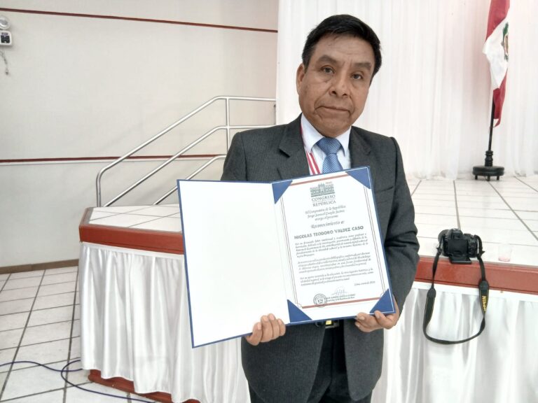 Reconocen a docente historiador por su aporte a la memoria histórica de Ilo