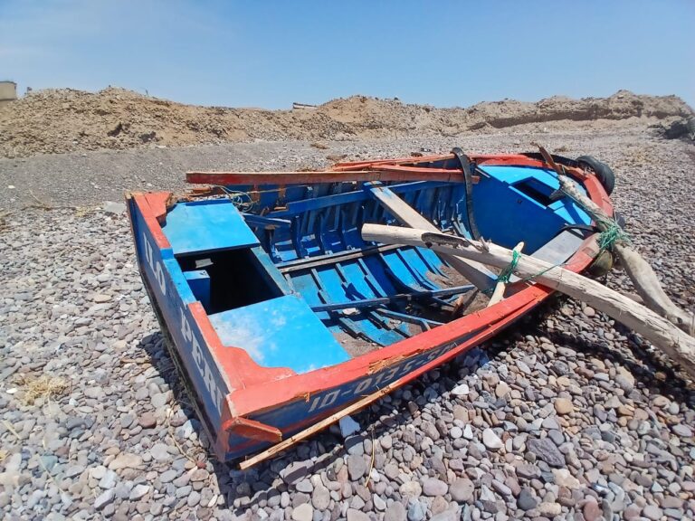Hallan embarcación varada frente a Pacocha y pescador permanece desaparecido