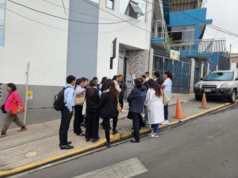 Trabajadores tercerizados de EsSalud acataron plantón por falta de pago