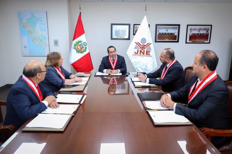 Cómplices: el JNE abrió la puerta a los corruptos