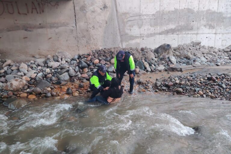Auxilian a mujer tras presunto intento de suicidio en el puente El Rayo