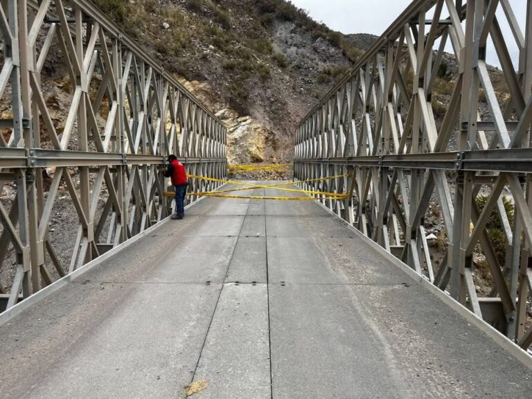 Restringen tránsito en el puente Volcanmayo del distrito de Ubinas