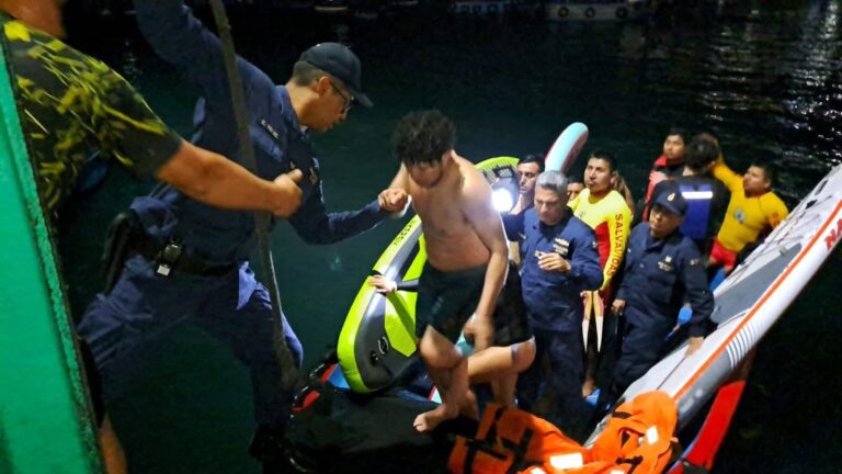 Rescatan a dos personas arrastradas mar adentro en la playa El Diablo