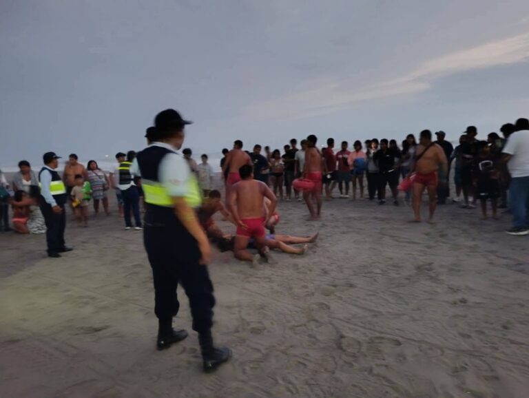 Salvataje rescata a niña cuando era arrastrada mar adentro en playa Albatros