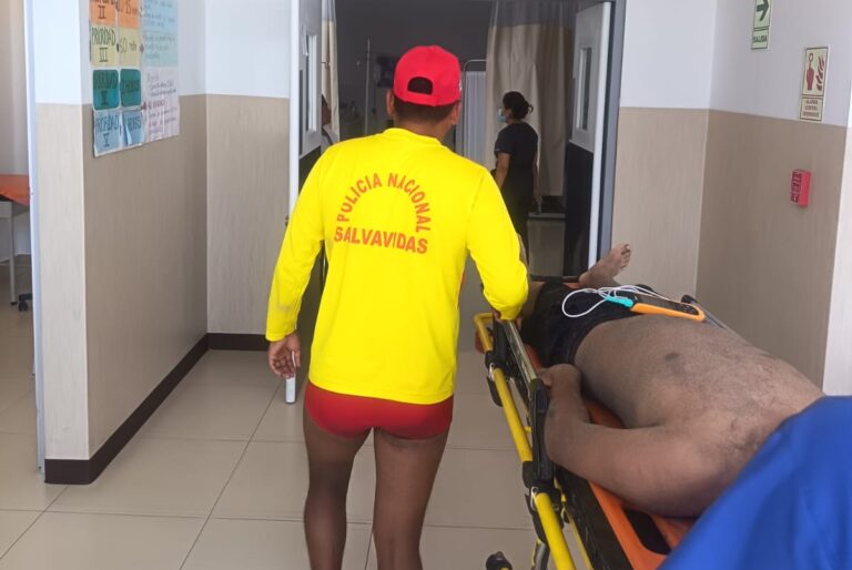 Intensa actividad de salvataje PNP: rescatan a más de 13 en playas de Mollendo y Mejía