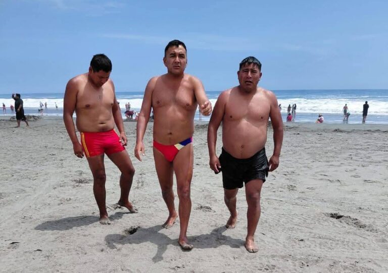 Oportuna intervención policial salva la vida de un bañista en playa Las Rocas