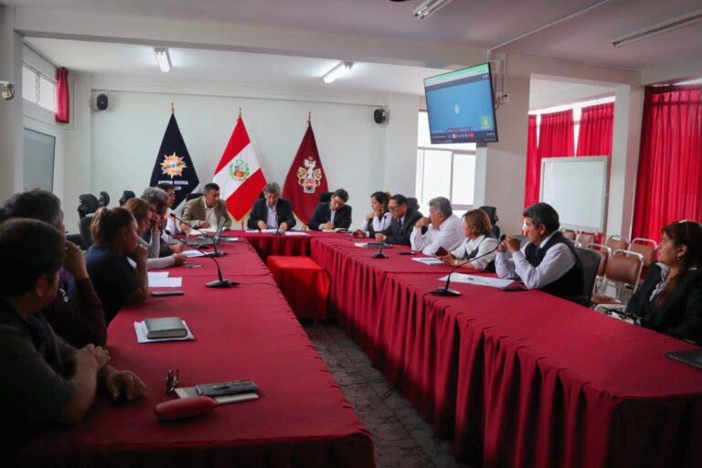 Geresa y Fenutsa abordan situación laboral del personal de salud de Arequipa