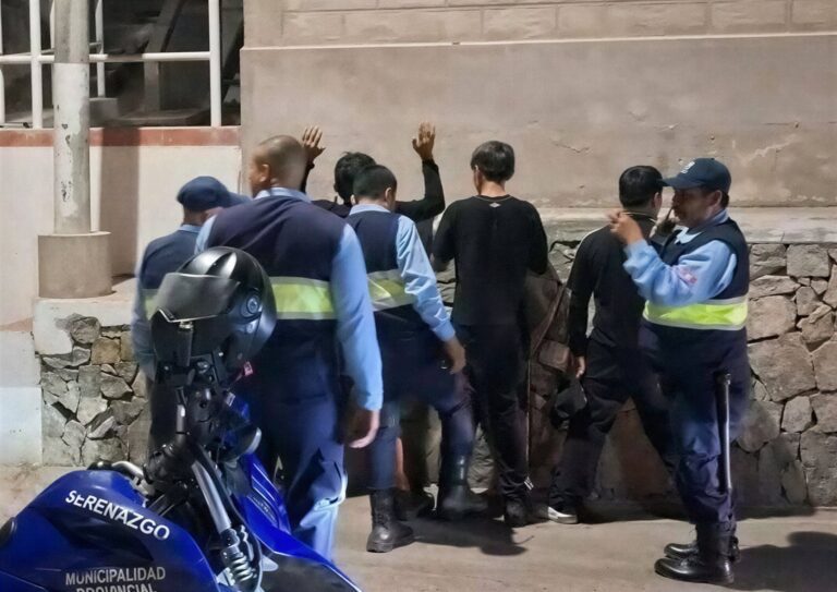 Intervienen a tres menores por presunto robo de celulares en Pampa Inalámbrica