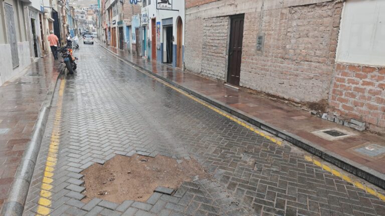 Sunass articula intervención de EPS Moquegua por zanja en la calle Lima